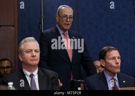 United States Le Leader de l'opposition au Sénat Le sénateur Charles Schumer, Démocrates de New York, parle de l'audition des témoins au cours d'une audience tenue par les démocrates du Sénat sur la protection des enfants contre la violence par arme à feu sur la colline du Capitole à Washington, D. C. le 7 mars 2018. À la recherche sur nous sont Sénateurs Chris Van Hollen (démocrate du Maryland), à gauche, et Richard Blumenthal (démocrate du Connecticut), droite. Crédit : Alex Edelman/CNP - AUCUN FIL SERVICE - Photo : Alex Edelman/consolidé Nouvelles Photos/Alex Edelman - CNP Banque D'Images