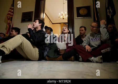 Washington, USA. 07Th Mar, 2018. Washington, D.C. Les élèves participent à un sit in devant le bureau United States Chef de la majorité au Sénat le sénateur Mitch McConnell, Républicain du Kentucky, le Sénat sur l'inaction de la récente loi de prévention de la violence des armes à feu à la suite de plusieurs coups de masse le 7 mars, 2018 à Washington, DC Crédit : Alex Edelman/CNP - AUCUN SERVICE DE FIL- Crédit : Alex Edelman/consolidé Nouvelles Photos/Alex Edelman - CNP/dpa/Alamy Live News Banque D'Images