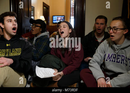 Washington, USA. 07Th Mar, 2018. Washington, D.C. Les élèves participent à un sit in devant le bureau United States Chef de la majorité au Sénat le sénateur Mitch McConnell, Républicain du Kentucky, le Sénat sur l'inaction de la récente loi de prévention de la violence des armes à feu à la suite de plusieurs coups de masse le 7 mars, 2018 à Washington, DC Crédit : Alex Edelman/CNP - AUCUN SERVICE DE FIL- Crédit : Alex Edelman/consolidé Nouvelles Photos/Alex Edelman - CNP/dpa/Alamy Live News Banque D'Images