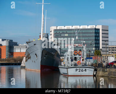 Leith Harbour, Leith, Édimbourg, Écosse, Royaume-Uni,8 mars 2018.Le navire d'entraînement de MOD P264 et l'ancien navire d'appel d'offres de phare MV Fingal en cours de conversion reflétée dans l'eau Banque D'Images