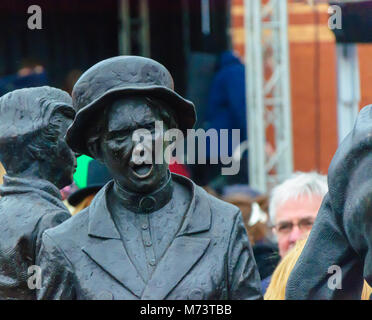 Glasgow, Ecosse, Royaume-Uni. 8 mars, 2018 : Lors de la Journée internationale des femmes une statue de Marie Barbour a été dévoilé en Govan. Elle a été l'organisateur de la grève de loyer en 1915. Elle se tenait à l'élection à un candidat du travail dans la région de Govan et est devenue l'une des premières femmes conseillers municipaux de la ville. Credit : Skully/Alamy Live News Banque D'Images