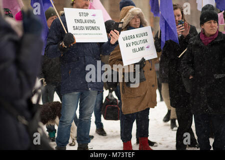 Stockholm, Suède, le 8 mars 2018. La Journée internationale de la femme. L'Association nationale GAPF : manifestation pour soutenir les femmes iraniennes qui protestent contre le voile obligatoire. Credit : Barbro Bergfeldt/Alamy Live News Banque D'Images