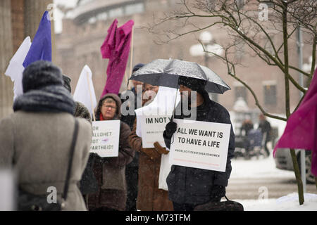 Stockholm, Suède, le 8 mars 2018. La Journée internationale de la femme. L'Association nationale GAPF : manifestation pour soutenir les femmes iraniennes qui protestent contre le voile obligatoire. Credit : Barbro Bergfeldt/Alamy Live News Banque D'Images