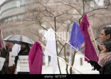 Stockholm, Suède, le 8 mars 2018. La Journée internationale de la femme. L'Association nationale GAPF : manifestation pour soutenir les femmes iraniennes qui protestent contre le voile obligatoire. Credit : Barbro Bergfeldt/Alamy Live News Banque D'Images