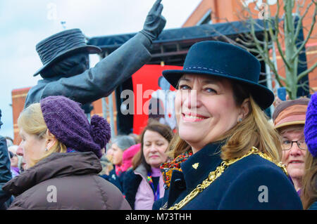 Glasgow, Ecosse, Royaume-Uni. 8 mars, 2018 : Lors de la Journée internationale des femmes une statue de Marie Barbour a été dévoilé en Govan. Elle a été l'organisateur de la grève de loyer en 1915. Elle se tenait à l'élection à un candidat du travail dans la région de Govan et est devenue l'une des premières femmes conseillers municipaux de la ville. En photo le Lord Provost de Glasgow Eva Isoète. Credit : Skully/Alamy Live News Banque D'Images