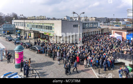 Varsovie, Pologne - 8 mars, 2018 : Des centaines de recueillir d'une cérémonie organisée par la Fondation Shalom à la gare Warszawa Gdanska pour commémorer la campagne antisémite et purger en Pologne en mars 1968. Les autorités polonaises 13,000 Juifs polonais forcés de quitter le pays entre 1968-1972. Credit : dario photography/Alamy Live News Banque D'Images