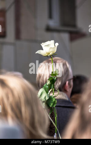 Varsovie, Pologne - 8 mars, 2018 : Des centaines de recueillir d'une cérémonie organisée par la Fondation Shalom à la gare Warszawa Gdanska pour commémorer la campagne antisémite et purger en Pologne en mars 1968. Les autorités polonaises 13,000 Juifs polonais forcés de quitter le pays entre 1968-1972. Credit : dario photography/Alamy Live News Banque D'Images