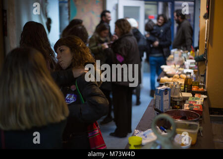 Madrid, Espagne. 8 mars, 2018. Durant la grève, plusieurs points ont été mis à disposition pour manger, se reposer et laisser les enfants pour prendre soin d'eux. Credit : Fernando Capdepón Arroyo/Alamy Live News Banque D'Images