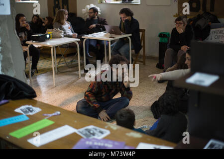 Madrid, Espagne. 8 mars, 2018. Durant la grève, plusieurs points ont été mis à disposition pour manger, se reposer et laisser les enfants pour prendre soin d'eux. Credit : Fernando Capdepón Arroyo/Alamy Live News Banque D'Images