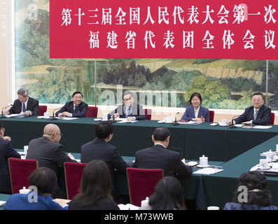 (180308) -- BEIJING, 8 mars 2018 (Xinhua) -- Han Zheng, membre du Comité permanent du Bureau politique du Parti communiste chinois (PCC), le Comité central s'associe à une discussion de groupe avec les députés de la province de Fujian à la première session de la 13e Congrès National du Peuple à Beijing, capitale de Chine, le 8 mars 2018. (Xinhua/Wang Ye) Banque D'Images