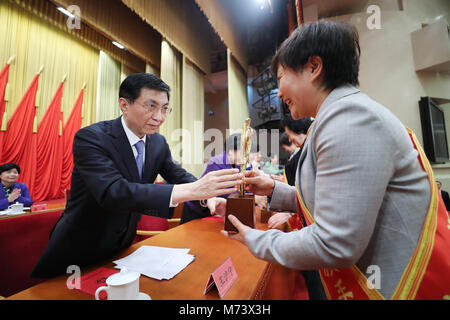 (180308) -- BEIJING, 8 mars 2018 (Xinhua) -- Wang Huning, membre du Comité permanent du Bureau politique du Parti communiste chinois (PCC) Comité Central, assiste à une réunion organisée par la Fédération des femmes pour souligner la Journée internationale de la femme et de l'honneur les modèles féminins du pays à Beijing, capitale de Chine, le 8 mars 2018. Wang a remis des prix à l'événement. (Xinhua/Ju Peng) Banque D'Images