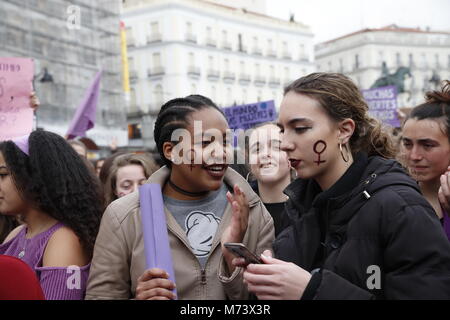 Madrid, Espagne. 8 mars, 2018. Les femmes espagnoles lors d'un rassemblement pour célébrer la Journée internationale des femmes à Madrid, Madrid, jeudi 8 mars 2018. Más Información Gtres Crédit : Comuniación sur ligne, S.L./Alamy Live News Banque D'Images