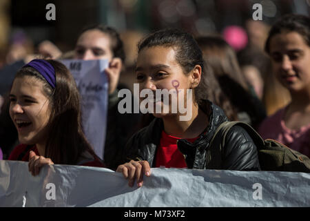 San Sebastian, Guipuzcoa, Espagne. Mar 8, 2018. Plusieurs étudiants à réaliser une bannière au cours des manifestations de la grève générale de féministes dans les rues de San Sebastian.Des milliers de femmes ont envahi les rues dans toute l'Espagne pour protester lors de la journée internationale des femmes, la célébration d'une grève générale. Credit : Javi Julio SOPA/Images/ZUMA/Alamy Fil Live News Banque D'Images