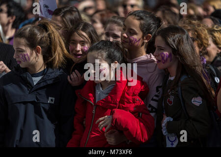 San Sebastian, Guipuzcoa, Espagne. Mar 8, 2018. Plusieurs étudiants pendant les manifestations de la grève générale de féministes dans les rues de San Sebastian.Des milliers de femmes ont envahi les rues dans toute l'Espagne pour protester lors de la journée internationale des femmes, la célébration d'une grève générale. Credit : Javi Julio SOPA/Images/ZUMA/Alamy Fil Live News Banque D'Images