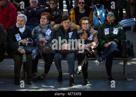 San Sebastian, Guipuzcoa, Espagne. Mar 8, 2018. Plusieurs femmes âgées protester lors des manifestations de la grève générale de féministes dans les rues de San Sebastian.Des milliers de femmes ont envahi les rues dans toute l'Espagne pour protester lors de la journée internationale des femmes, la célébration d'une grève générale. Credit : Javi Julio SOPA/Images/ZUMA/Alamy Fil Live News Banque D'Images