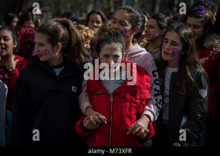 San Sebastian, Guipuzcoa, Espagne. Mar 8, 2018. Plusieurs étudiants pendant les manifestations de la grève générale de féministes dans les rues de San Sebastian.Des milliers de femmes ont envahi les rues dans toute l'Espagne pour protester lors de la journée internationale des femmes, la célébration d'une grève générale. Credit : Javi Julio SOPA/Images/ZUMA/Alamy Fil Live News Banque D'Images