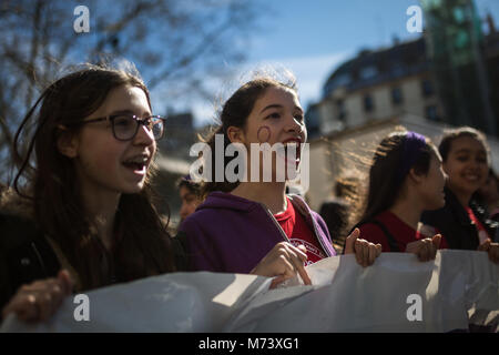 San Sebastian, Guipuzcoa, Espagne. Mar 8, 2018. Plusieurs étudiants à réaliser une bannière au cours des manifestations de la grève générale de féministes dans les rues de San Sebastian.Des milliers de femmes ont envahi les rues dans toute l'Espagne pour protester lors de la journée internationale des femmes, la célébration d'une grève générale. Credit : Javi Julio SOPA/Images/ZUMA/Alamy Fil Live News Banque D'Images