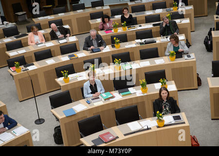 08 mars 2018, l'Allemagne, Stuttgart : Fleurs debout devant les députés de l'État allemand, le parlement. Le Président de l'État allemand, le parlement de l'Aras Alliance 90/Les Verts fleurs distribuées parmi les femmes députés à l'occasion de la Journée internationale de la femme. Photo : Sina Schuldt/dpa Banque D'Images