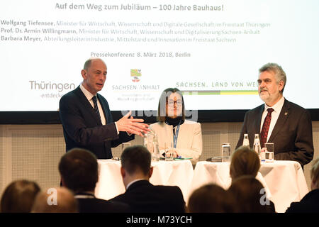 08 mars 2018, Allemagne, Berlin : Wolfgang Tiefensee (R-L) du Parti Social-démocrate (SPD), Ministre de l'économie de la Thuringe, Barbara Meyer, chef de département à l'Etat de Saxe Ministère de l'Économie, du travail et des transports, et Armin Willingmann (SPD) Ministre de l'économie, de la Saxe-Anhalt, de présenter leurs projets pour l'année anniversaire de Bauhaus 2018 lors d'une conférence de presse au cours de l'ITB, le premier voyage d'affaires. Photo : Maurizio Gambarini/dpa Banque D'Images