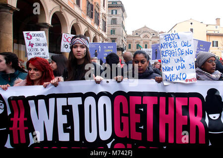 Rome, Italie. Mar 8, 2018. 08/03/2018 Roms. Marcia delle Donne à l'occasione della Festa della donna, contro la violenza e per i Diritti delle donne. Le 8 mars 2018 à Rome. Marche des femmes à Rome, # WeToo, # WeToogether, dans l'occasion de la Journée internationale de la femme (JIF). Foto Samantha Zucchi Insidefoto insidefoto Crédit : srl/Alamy Live News Banque D'Images