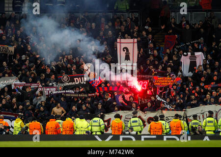 Manchester, UK. 7 mars, 2018. Fans de Bâle lors de la Ligue des Champions Tour de 16 Correspondance entre Manchester City et le FC Bâle à l'Etihad Stadium le 7 mars 2018 à Manchester, en Angleterre. Credit : PHC Images/Alamy Live News Banque D'Images