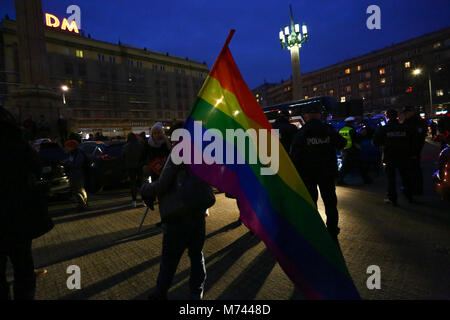 Pologne, Varsovie, 8 mars, 2018 : Les femmes protestataires se rassemblent pour mars à carré de Constitution vers Rondo Dmowskiego à Varsovie, où rally a été mis sur la Journée internationale de la femme. ©Madeleine Ratz/Alamy Live News Banque D'Images