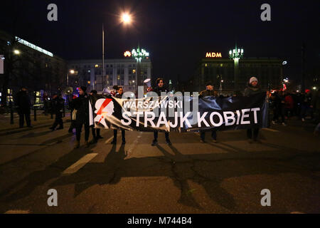 Pologne, Varsovie, 8 mars, 2018 : Les femmes protestataires se rassemblent pour mars à carré de Constitution vers Rondo Dmowskiego à Varsovie, où rally a été mis sur la Journée internationale de la femme. ©Madeleine Ratz/Alamy Live News Banque D'Images