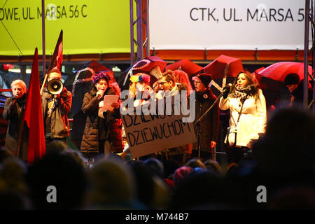 Pologne, Varsovie, 8 mars, 2018 : Les femmes protestataires se rassemblent pour mars à carré de Constitution vers Rondo Dmowskiego à Varsovie, où rally a été mis sur la Journée internationale de la femme. ©Madeleine Ratz/Alamy Live News Banque D'Images