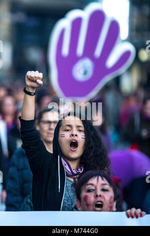 Valencai, Espagne. 8 mars grève les revendications féministes en Espagne pour l'égalité de rémunération et l'égalité des droits pour les femmes et les hommes -- Pro féminisme en mouvements en Espagne a appelé à une grève générale, pas de travail, pas de boutique, pas de soins de la famille, à tous les travailleurs de sexe féminin. "Si on s'arrête, le monde s'arrête" est le slogan qu'ils utilisent, de rendre hommage à l'Islande 1975 Grève des femmes qui ont obtenu d'arrêter 9 femmes sur 10 dans le pays. Credit : vidal santiago vallejo/Alamy Live News Banque D'Images