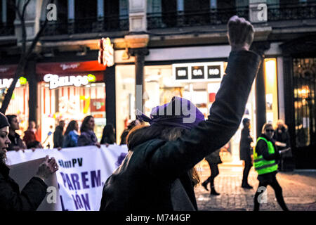 Valence, Espagne. Le 8 mars, Journée internationale des femmes feminist grève en Espagne par les différents organismes qui forment le noyau de le féminisme en mouvements dans le pays. Pas de travail, pas de boutique, pas de soins familiaux. "Si on s'arrête, le monde s'arrête" est le slogan qu'ils utilisent, de rendre hommage à la très populaire 1975 Islande les femmes grève, qui a été suivi par 9 femmes sur 10. Les revendications principales sont l'égalité de rémunération - comme l'Espagne paie 25 % de moins pour leurs femmes-, et l'égalité des droits et des chances. Les services essentiels comme l'éducation ou de santé mentale ont été paralized, et des démonstrations ont été appelés dans de nombreuses villes Banque D'Images