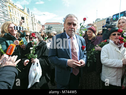 Zagreb, Croatie. Mar 8, 2018. Le maire de Zagreb Milan Bandic (C) donne des roses à des citoyennes à l'occasion de la Journée internationale des femmes à Zagreb, Croatie, le 8 mars 2018. Credit : Sanjin Strukic/Xinhua/Alamy Live News Banque D'Images