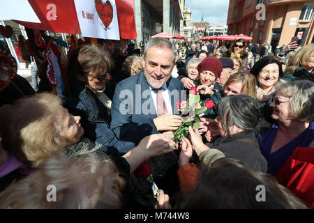 Zagreb, Croatie. Mar 8, 2018. Le maire de Zagreb Milan Bandic (C) donne des roses à des citoyennes à l'occasion de la Journée internationale des femmes à Zagreb, Croatie, le 8 mars 2018. Credit : Sanjin Strukic/Xinhua/Alamy Live News Banque D'Images