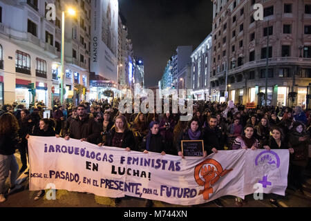 Madrid, Espagne. 8 mars, 2018. Bannière de Arqueologist féministes au cours de la manifestation de la Journée internationale des femmes. © Valentin Sama-Rojo/Alamy Live News. Banque D'Images