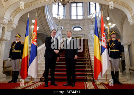 Bucarest, Roumanie. Mar 8, 2018. Le Président Klaus Iohannis roumaine (2e R), serre la main du Président serbe Aleksandar Vucic (2e L) au cours d'une cérémonie de bienvenue au Palais de Cotroceni à Bucarest, Roumanie, 8 mars 2018. Klaus Iohannis jeudi a dit à une conférence de presse conjointe avec son homologue serbe Aleksandar Vucic visite que toute solution au Kosovo devrait satisfaire toutes les parties concernées, autant que possible. Credit : Cristian Cristel/Xinhua/Alamy Live News Banque D'Images