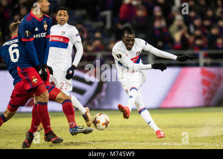 Moscou, Russie. Mar 8, 2018. Bertrand Traore (R) de pousses de Lyon au cours de l'UEFA Europa League round de 16 premier match de jambe entre la Russie et la France du CSKA Lyon, à Moscou, Russie, le 8 mars 2018. Lyon a gagné 1-0. Credit : Wu Zhuang/Xinhua/Alamy Live News Banque D'Images