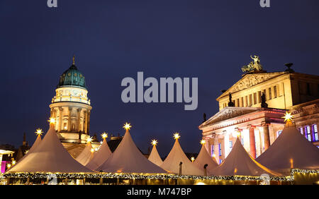 L'Église allemande, d'une salle de Concert et Marché de Noël de Gendarmenmarkt place Gendarmenmarkt, Berlin City, Allemagne Banque D'Images