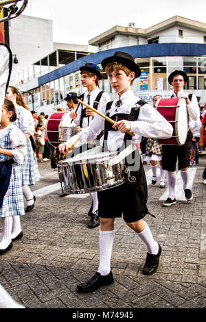 Défilé officiel de l'Oktoberfest à Rua XV de Novembro. Blumenau, Santa Catarina, Brésil. Banque D'Images