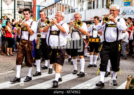 Défilé officiel de l'Oktoberfest à Rua XV de Novembro. Blumenau, Santa Catarina, Brésil. Banque D'Images