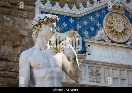 Copie du David de Michel-Ange sculpture à la Piazza della Signoria, Florence, Toscane, Italie Banque D'Images