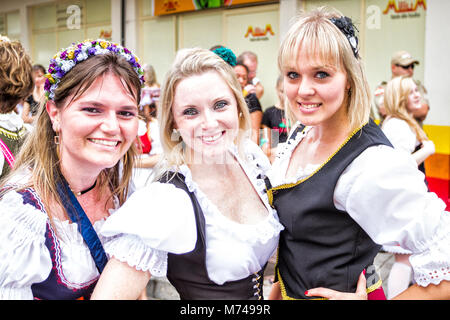 Défilé officiel de l'Oktoberfest à Rua XV de Novembro. Blumenau, Santa Catarina, Brésil. Banque D'Images