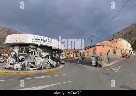 Orihuela, Espagne. 26 février 2018 : peintures murales de San Isidro en hommage à Miguel Hernandez dans la ville d'Orihuela, province d'Alicante, Espagne. Banque D'Images