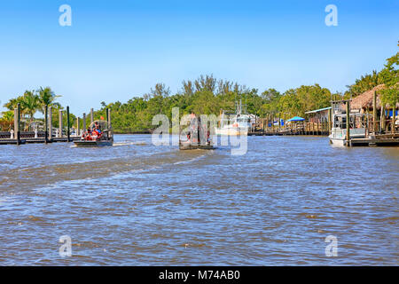 Airboats partir à la mangrove de l'Everglades Everglades City en Floride à USA Banque D'Images