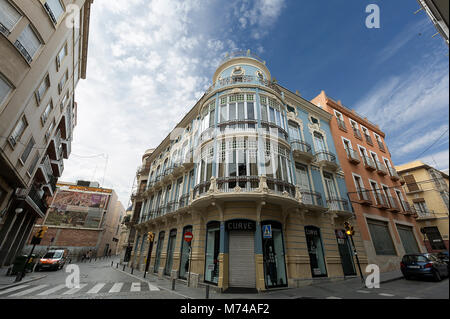 Orihuela, Espagne. 26 février 2018 : façade du bâtiment de deux points dans la ville de Torrevieja, province d'Alicante, Espagne. Banque D'Images