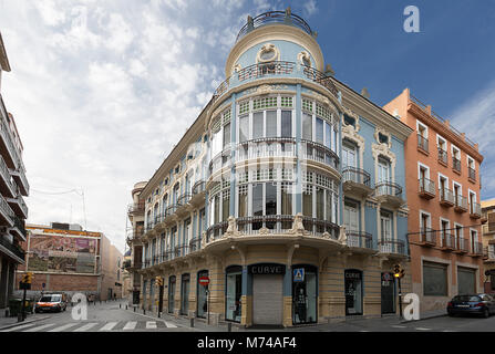 Orihuela, Espagne. 26 février 2018 : façade du bâtiment de deux points dans la ville de Torrevieja, province d'Alicante, Espagne. Banque D'Images