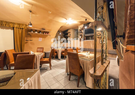 Moscou - Juillet 2014 : l'intérieur de la bière restaurant 'CAPITAL' situé dans un vieux sous-sol avec des arches. Salle avec tables et chaises en cuir Banque D'Images