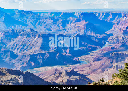 Vue magnifique depuis la rive sud du Grand Canyon et la rivière Colorado qui la traverse. Banque D'Images