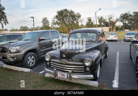 1948 Ford dans un parking. Banque D'Images