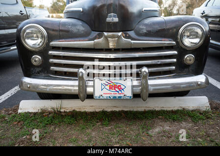 1948 Ford dans un parking. Banque D'Images