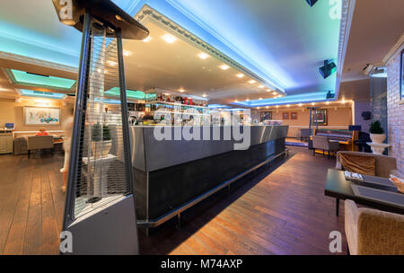 Moscou - Juillet 2014 : Intérieur élégant de la cuisine méditerranéenne restaurant italien - 'ILLYCAT'. La salle de restaurant avec bar doublé de métal dans le midd Banque D'Images