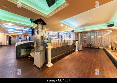 Moscou - Juillet 2014 : Intérieur élégant de la cuisine méditerranéenne restaurant italien - 'ILLYCAT'. La salle de restaurant avec un bar au milieu Banque D'Images